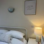 6 Studio Flat, 50M To Airbus