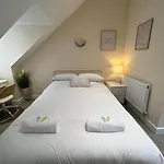 6 Studio Flat, 50M To Airbus