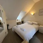 6 Studio Flat, 50M To Airbus