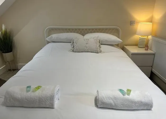 6 Studio Flat, 50M To Airbus